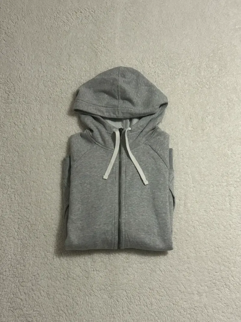 Polerón gris con capucha y cierre - 1