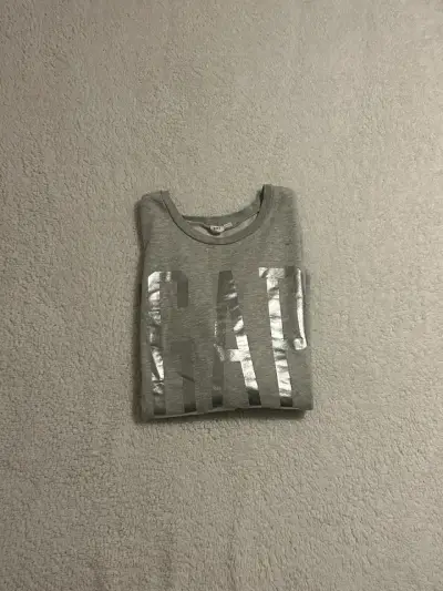 Polera gris GAP con logo metálico - miniatura 1