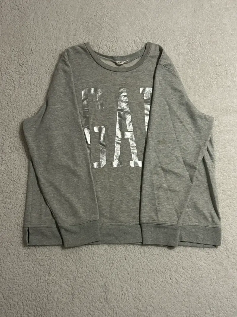 Polera gris GAP con logo metálico - 2