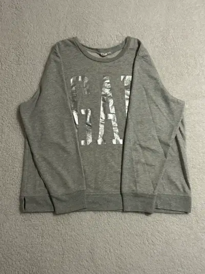 Polera gris GAP con logo metálico - miniatura 2