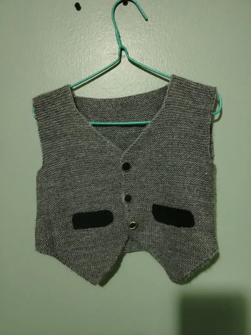 Chaleco tejido gris niño con botones talla 12m-18m