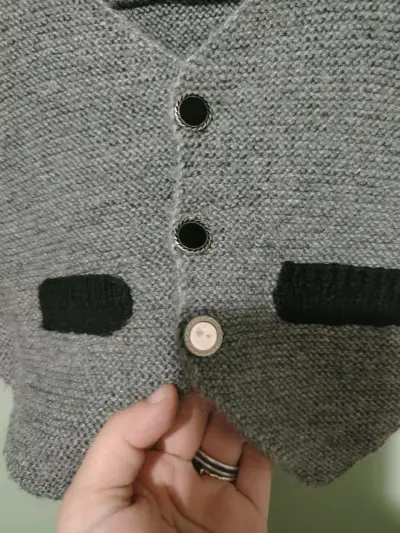 Chaleco tejido gris niño con botones talla 12m-18m - miniatura 2