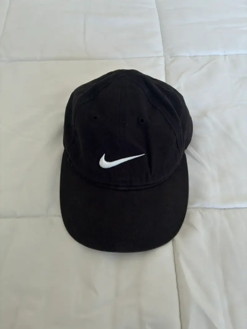 Gorra negra Nike con logo bordado - 1
