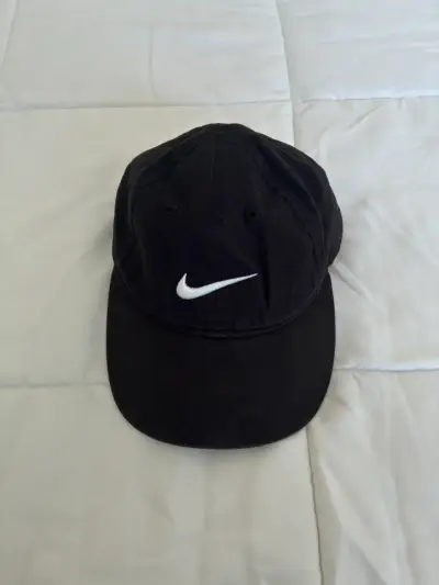 Gorra negra Nike con logo bordado - miniatura 1