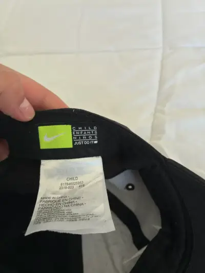 Gorra negra Nike con logo bordado - miniatura 2