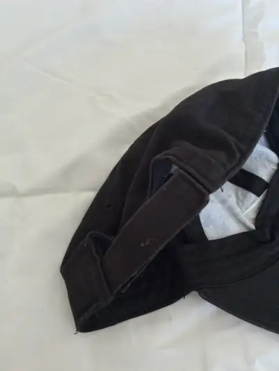 Gorra negra Nike con logo bordado - miniatura 3