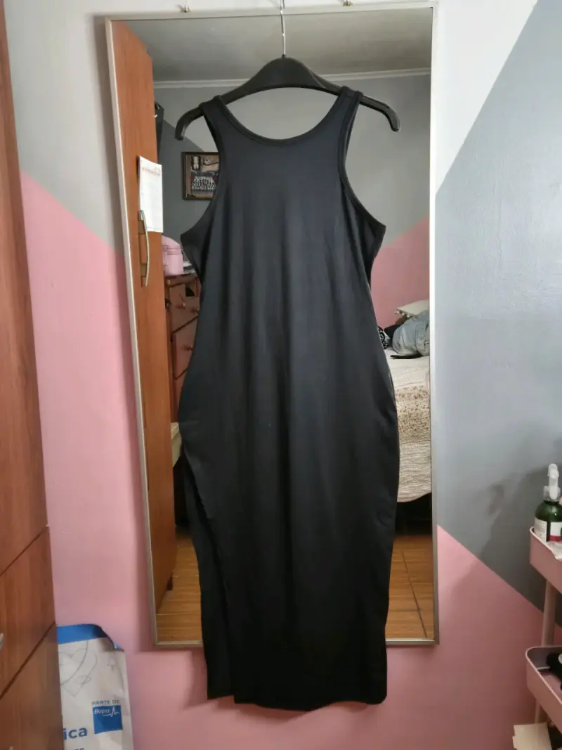 Vestido negro sin mangas elegante