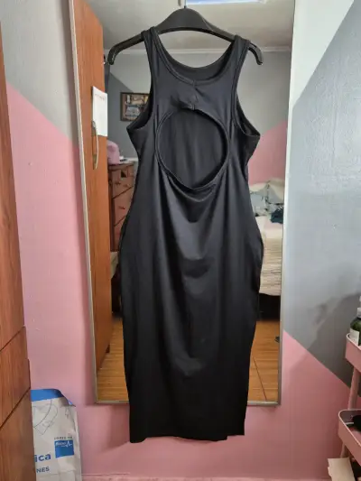 Vestido negro sin mangas elegante - miniatura 2