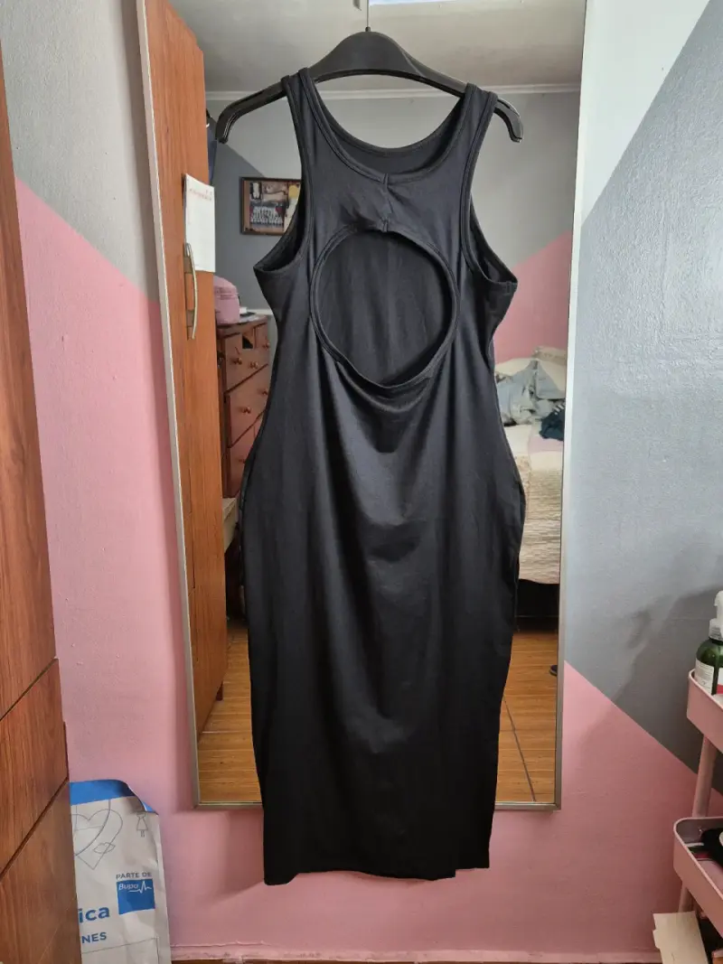Vestido negro sin mangas elegante - 3