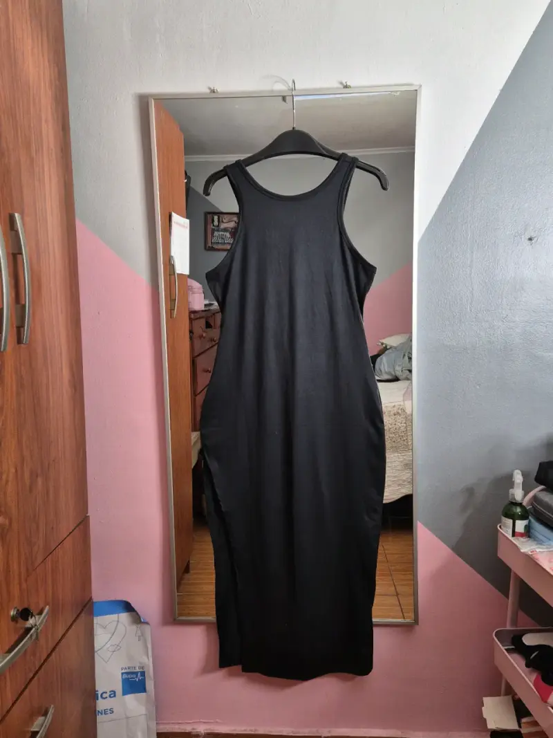 Vestido negro sin mangas elegante - 4