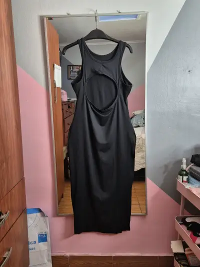 Vestido negro sin mangas elegante - miniatura 6