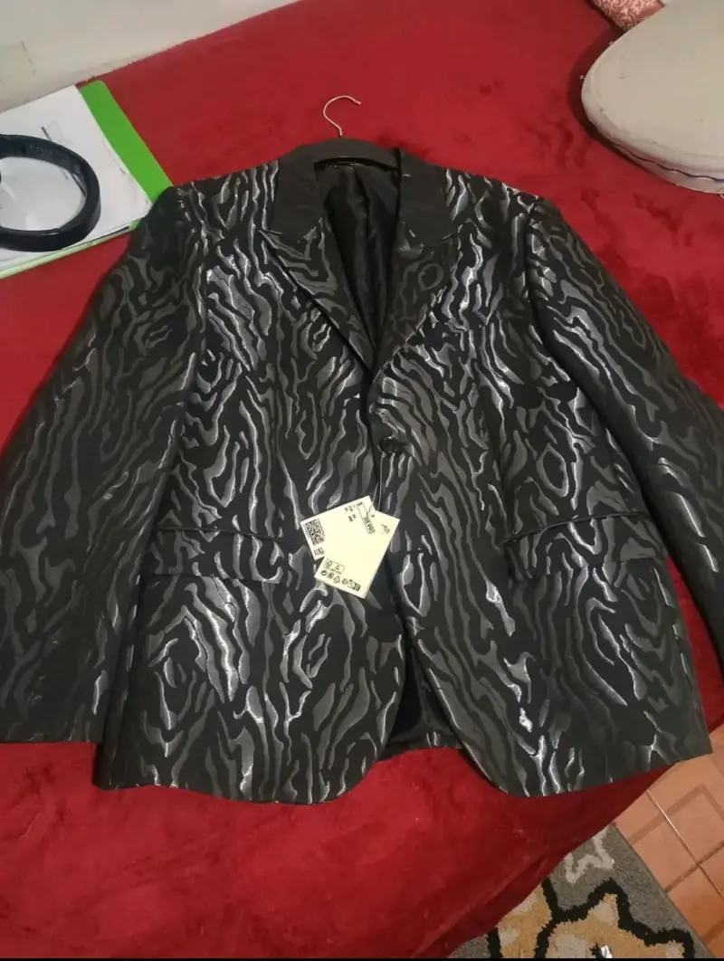 Blazer negro con diseño animal print