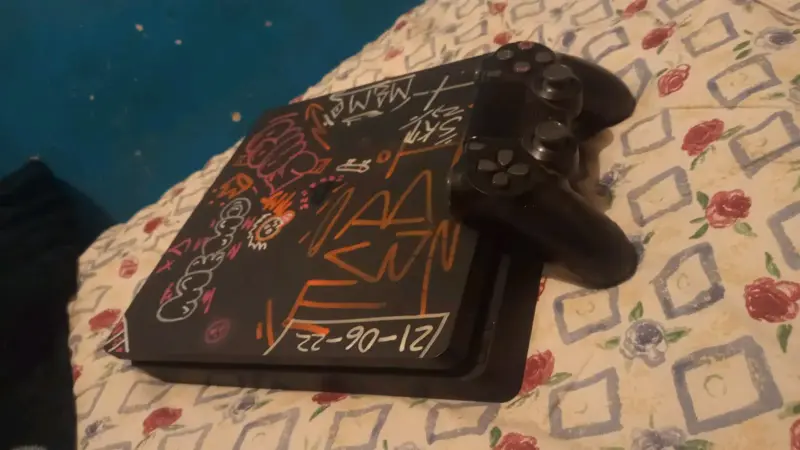 Consola PlayStation 4 con diseño personalizado - 1