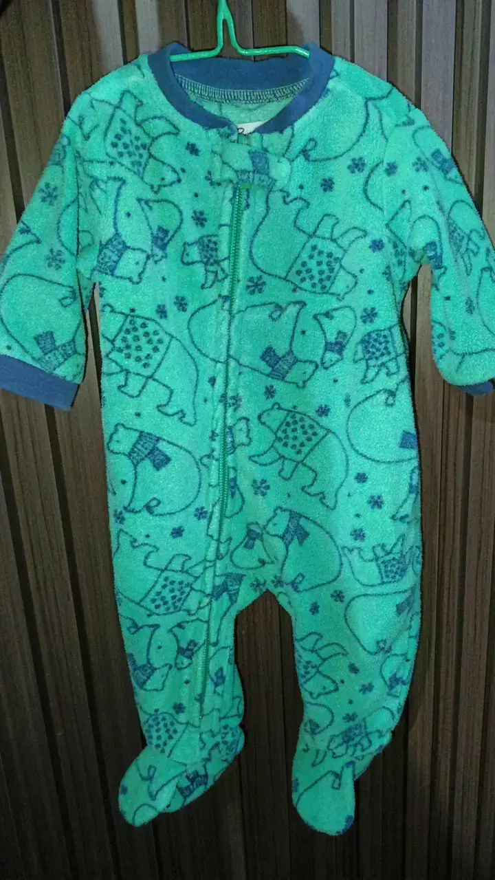 Pijama enterito polar verde con estampado