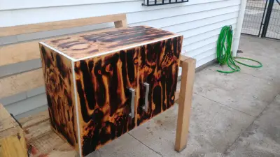 Mueble de madera quemada con puertas - miniatura 1