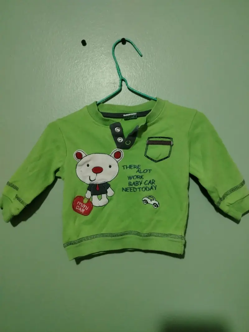 Polerón verde infantil con diseño de oso