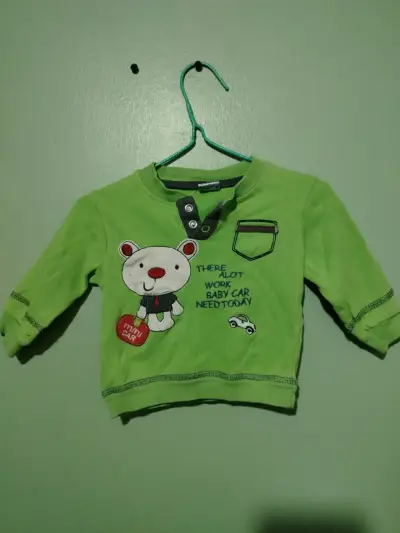 Polerón verde infantil con diseño de oso - miniatura 1