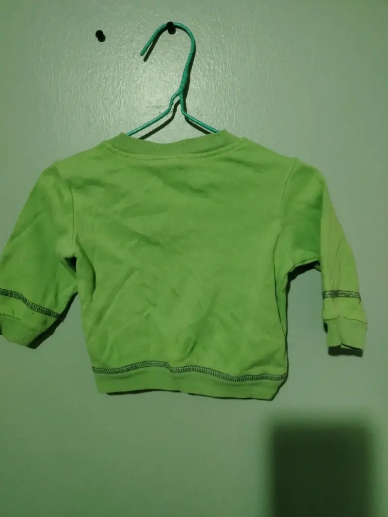Polerón verde infantil con diseño de oso - 3