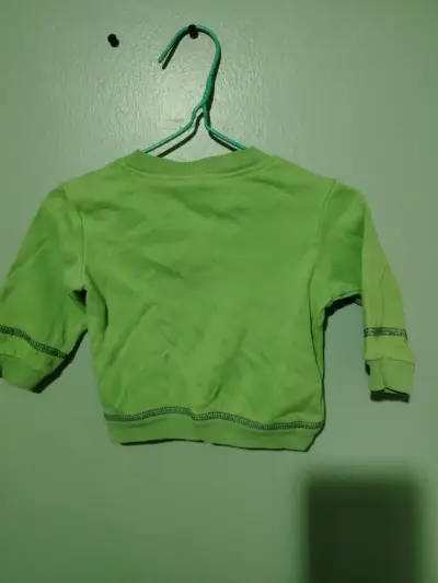 Polerón verde infantil con diseño de oso - miniatura 3
