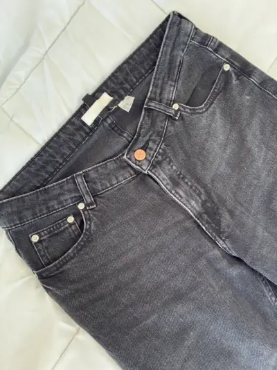 Jeans negros de corte recto para mujer - miniatura 3