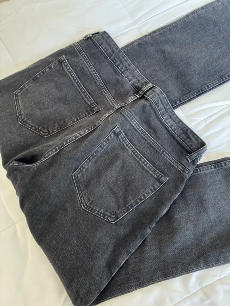 Jeans negros de corte recto para mujer - 4