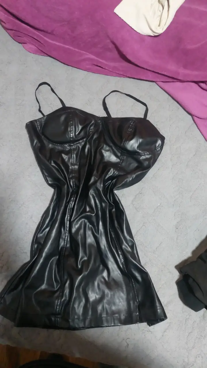 Vestido negro de cuero sintético