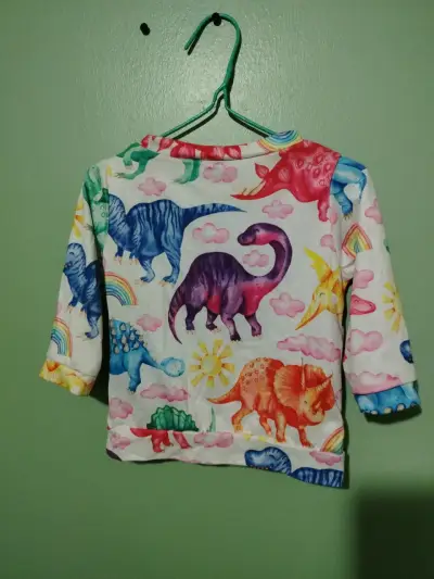 Polera infantil con estampado de dinosaurios - miniatura 2