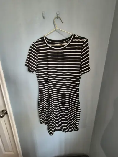 Vestido a rayas blanco y negro casual - miniatura 1