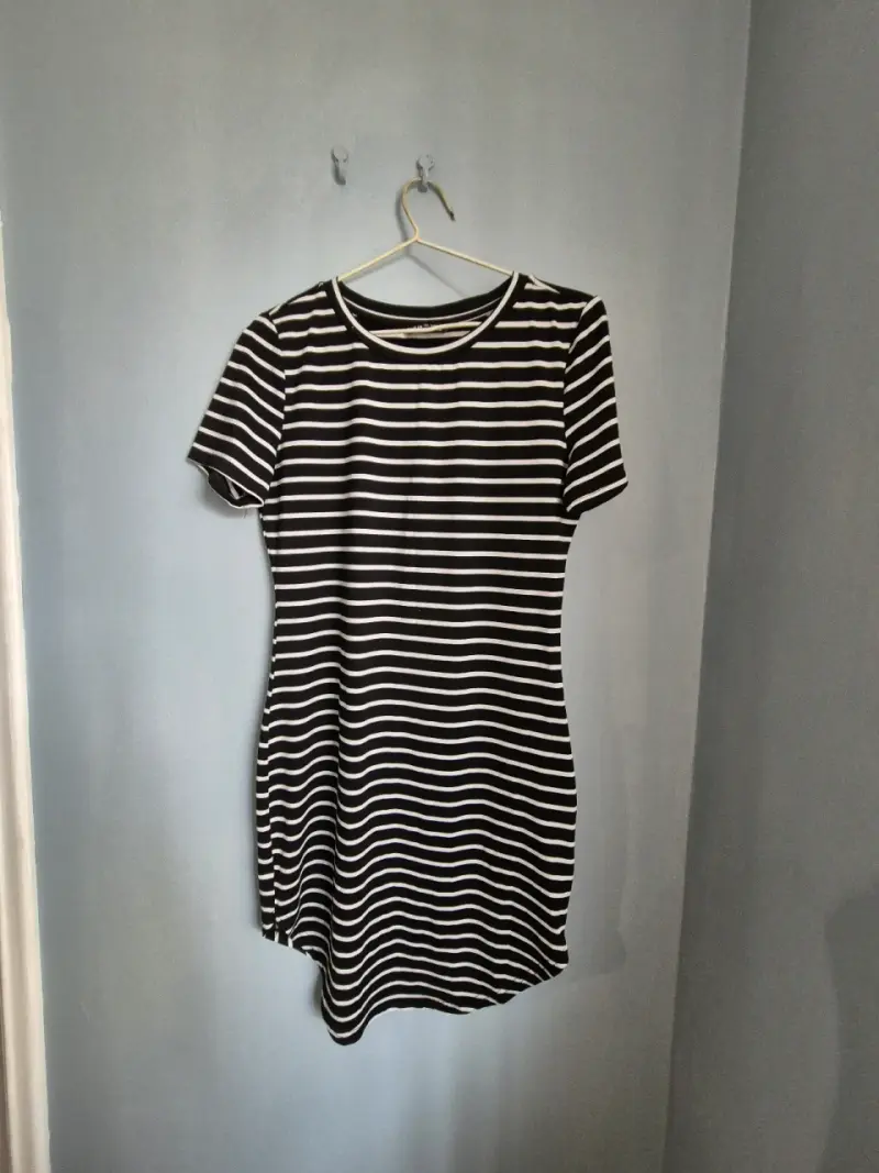 Vestido a rayas blanco y negro casual - 2