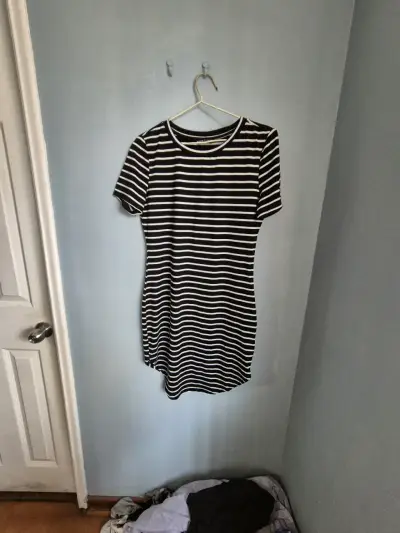 Vestido a rayas blanco y negro casual - miniatura 3