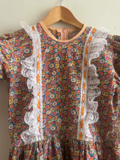 Vestido cueca  vintage floral con encaje - miniatura 2