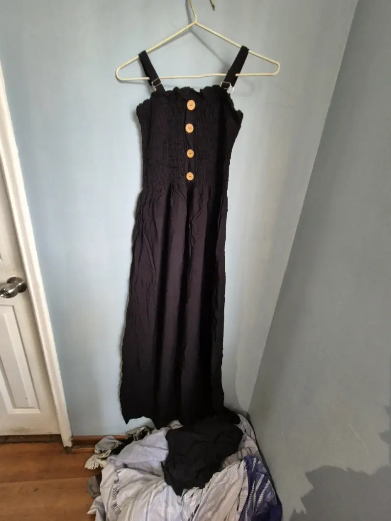 Vestido largo negro con botones decorativos