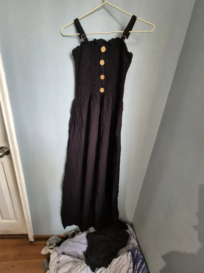 Vestido largo negro con botones decorativos - 2