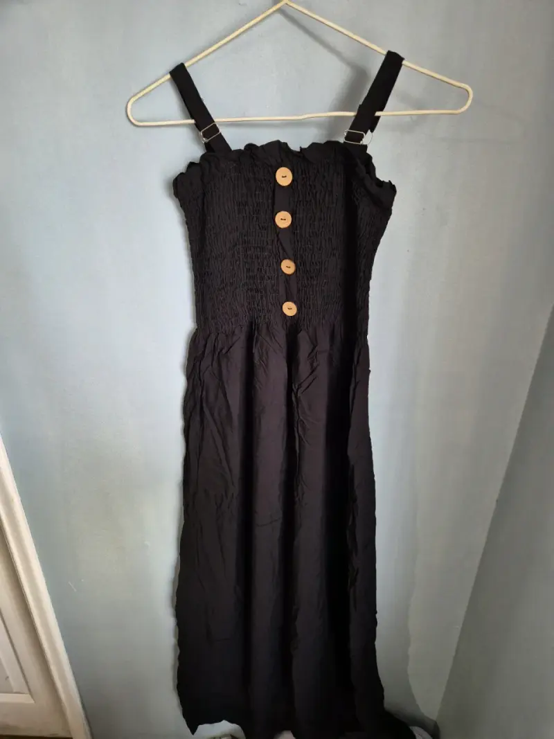 Vestido largo negro con botones decorativos - 3