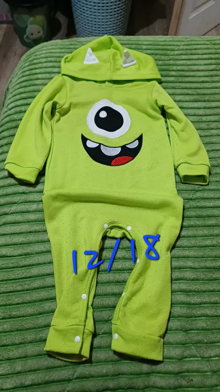 Enterito de bebé verde con diseño divertido