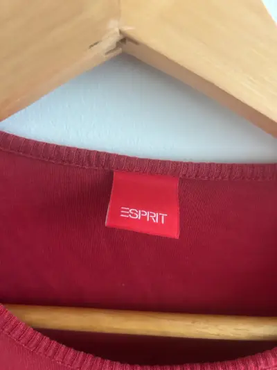 Polera roja Esprit con diseño bordado - miniatura 2