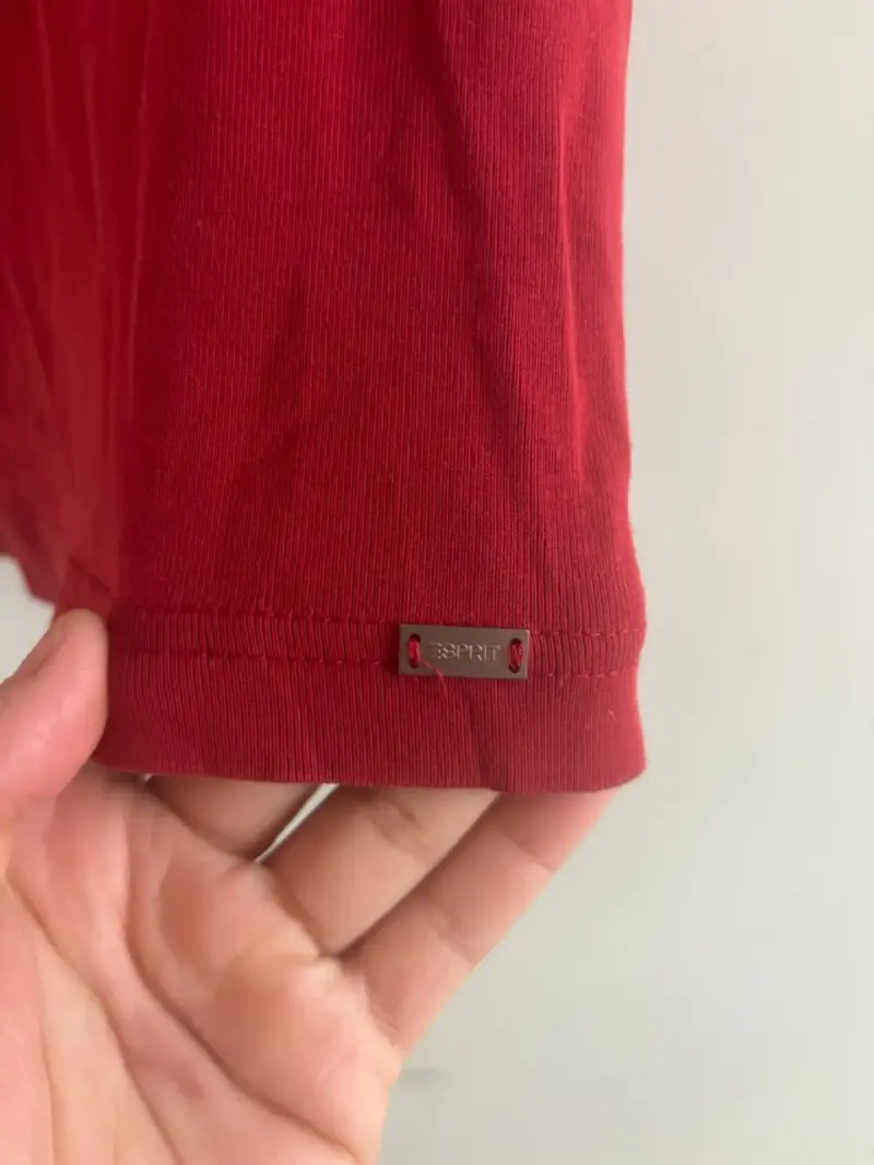 Polera roja Esprit con diseño bordado - 3