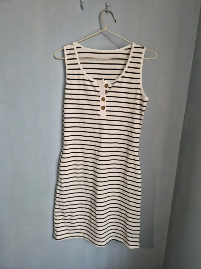Vestido de rayas blanco y negro con botones