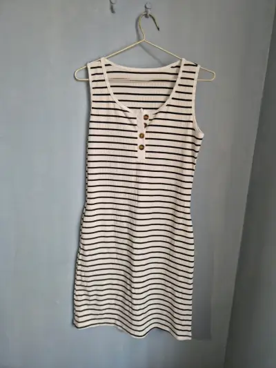 Vestido de rayas blanco y negro con botones - miniatura 1