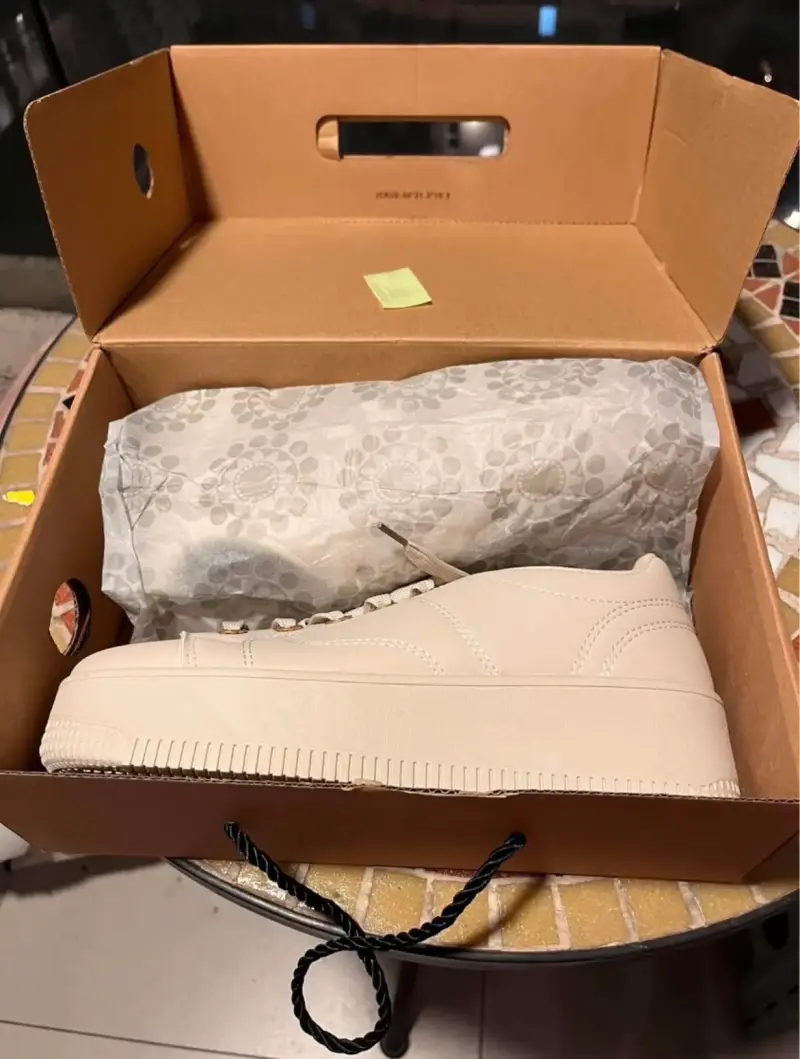 Zapatillas estilo urbana beige en caja - 1