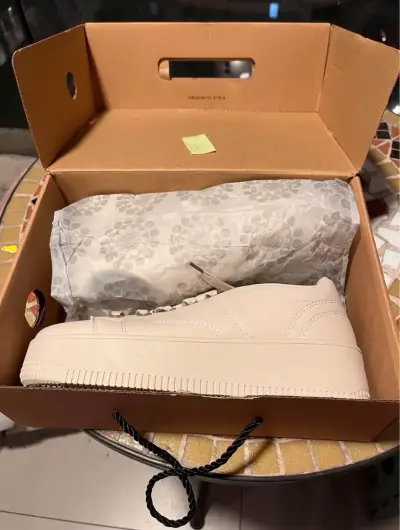 Zapatillas estilo urbana beige en caja - miniatura 1