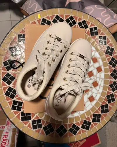 Zapatillas estilo urbana beige en caja - miniatura 2