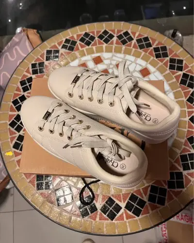 Zapatillas estilo urbana beige en caja - miniatura 3
