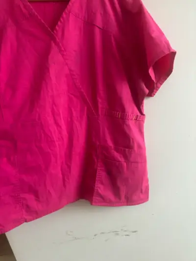 Blusa médica fucsia con bolsillos - miniatura 1