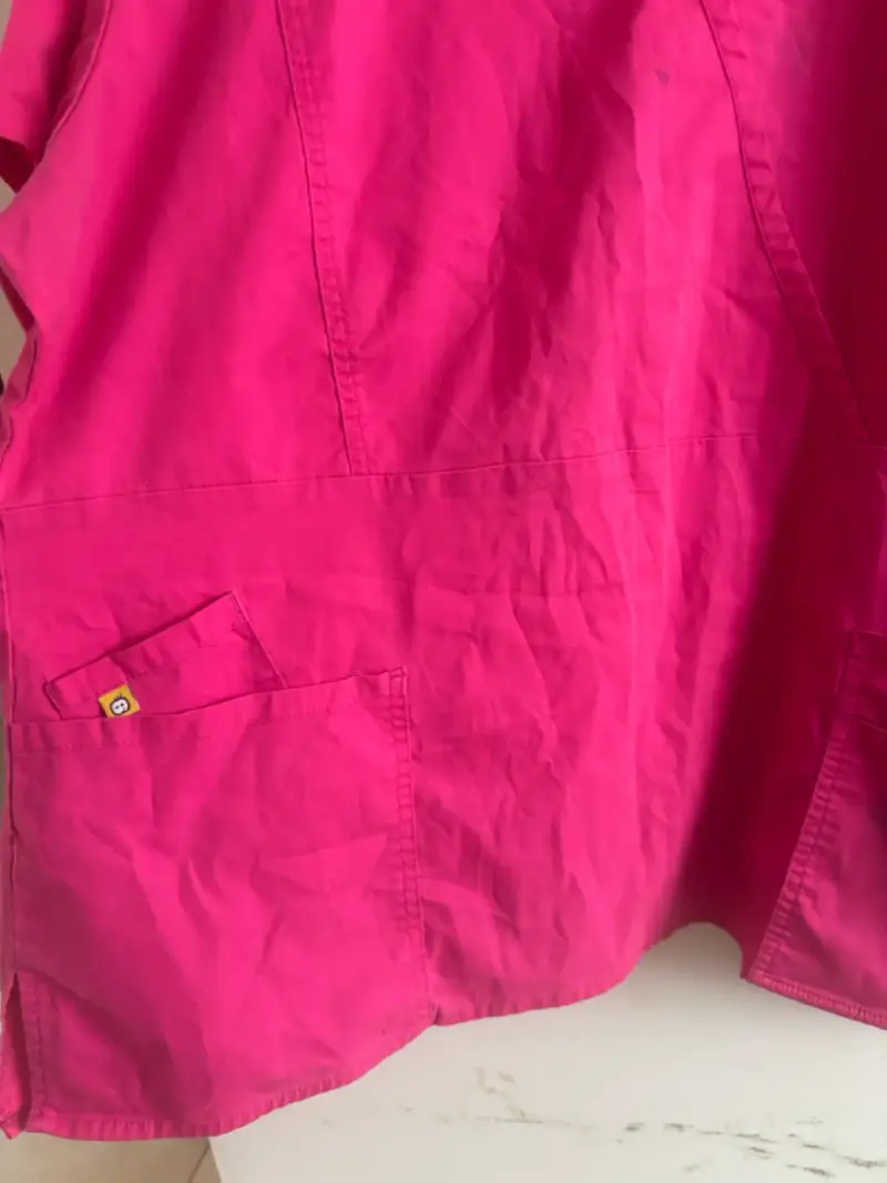 Blusa médica fucsia con bolsillos - 2