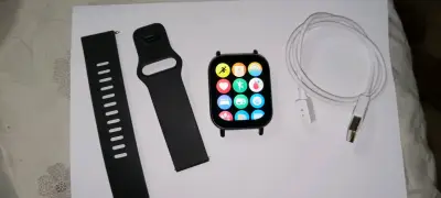 Smartwatch negro con correa y cargador - miniatura 1