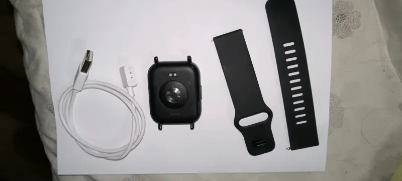 Smartwatch negro con correa y cargador - 2