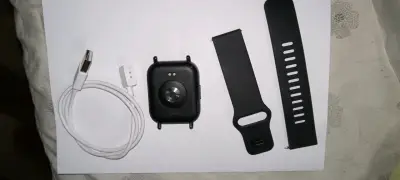 Smartwatch negro con correa y cargador - miniatura 2