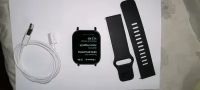 Smartwatch negro con correa y cargador - miniatura 3