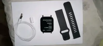 Smartwatch negro con correa y cargador - miniatura 5